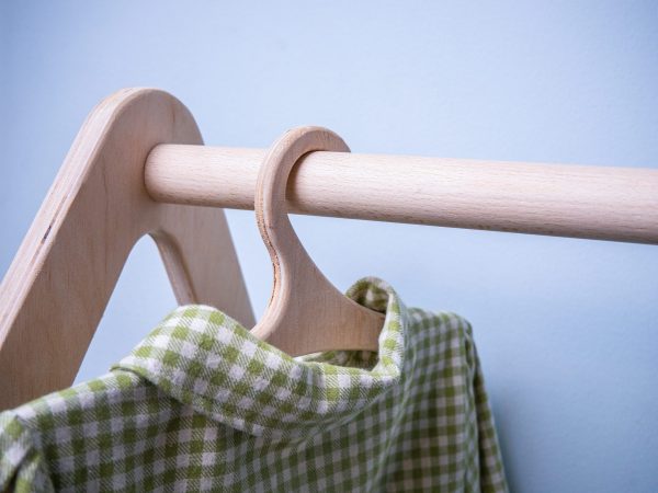 Відкрита шафа-гардероб Монтессорі для дитячого одягу (шліфована) - Зображення 4